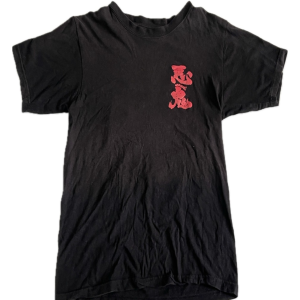 Áo thun nam đen chữ Nhật đỏ